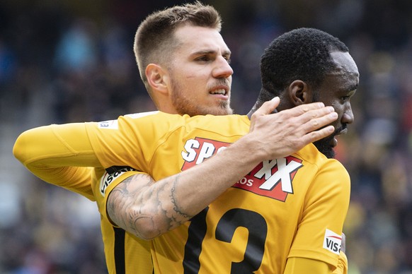 YBs Nicolas Moumi Ngamaleu, rechts, und Thorsten Schick feiern den Treffer zum 4:0 im Fussball Meisterschaftsspiel der Super League zwischen den Berner Young Boys und dem FC Thun, am Sonntag, 7. April ...