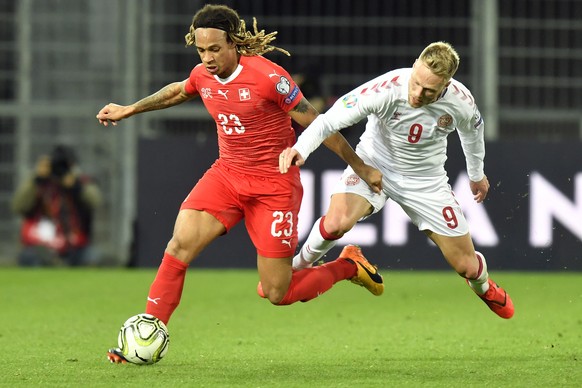 epa07465568 Switzerland&#039;s Kevin Mbabu (L) fights for the ball with Denmark&#039;s Nicolai Jorgensenduring the UEFA Euro 2020 qualifying Group D soccer match between Switzerland and Denmark at the ...