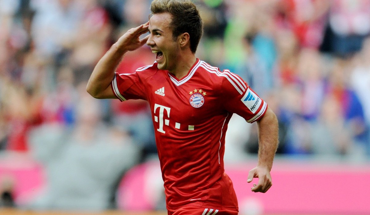 epa03925541 Munich's Mario Goetze celebrates his 3-1 goal during the German Bundesliga match between FC Bayern and Hertha BSC at Allianz Arena in Munich, Germany, 26 October 2013. ..(ATTENTION: D ...
