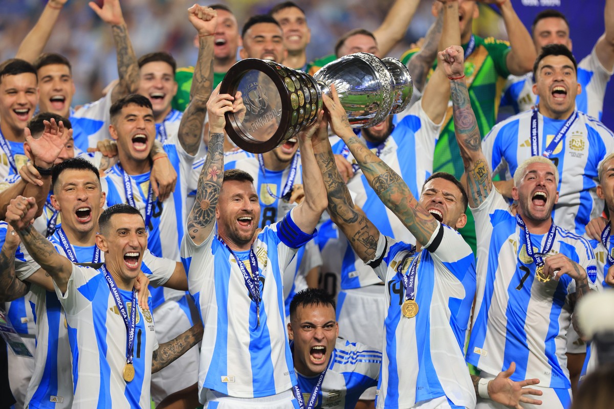 epaselect epa11479353 Argentina's Lionel Messi raises the trophy after winning the CONMEBOL Copa America 2024 final against Colombia, in Miami Gardens, Florida, USA, 14 July 2024. Argentina won 1 ...