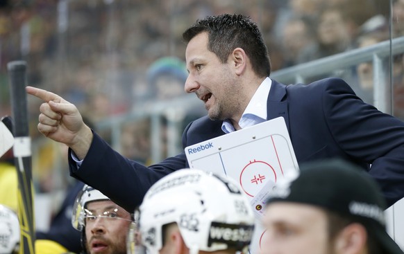 Berns Assistenztrainer Marco Bayer gibt Anweisungen im Eishockey-Meisterschaftsspiel der National League A zwischen dem EHC Biel und dem SC Bern, am Sonntag, 24. Januar 2016, in der Tissot Arena in Bi ...