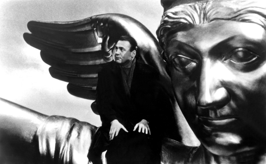 Ein Engel namens Damiel (Bruno Ganz) sitzt auf der Siegessäule und betrachtet den «Himmel über Berlin» (1987).