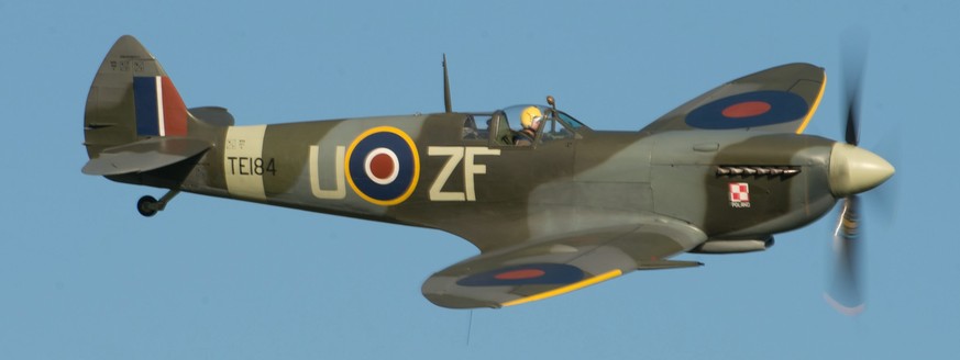 Eine englische Supermarine Spitfire mit polnischen Hoheitsabzeichen: Das Flugzeug flog 2014 zu Ehren von 145 polnischen Weltkriegsflugzeugen in Diensten der Royal Air Force über Piotrkow Trybunalski.