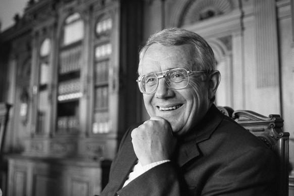 Arnold Koller, Bundesrat, aufgenommen im August 1998 im Sitzungszimmer des Bundesrats im Bundeshaus in Bern. (KEYSTONE/Martin Ruetschi)