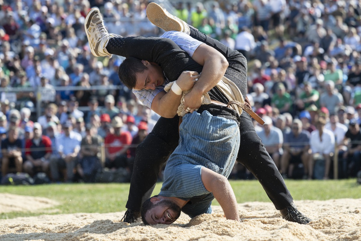 Werner Schlegel, hinten, gewinnt gegen Dorian Kramer im zweiten Gang beim traditionellen Schwaegalp Schwinget, am Sonntag, 16. August 2026, auf der Schwaegalp in Hundwil. (KEYSTONE/Gian Ehrenzeller)