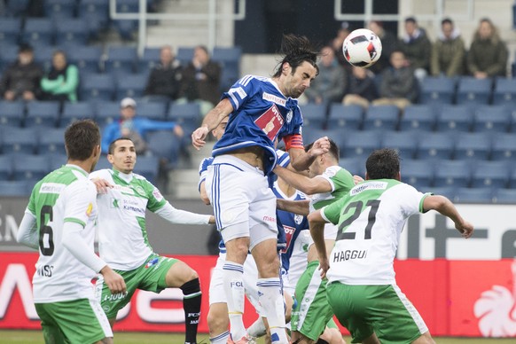 Luzerns Tomislav Puljic, Mitte, schiesst das 2:0 vor St. Gallens Albian Ajeti, rechts, im Fussball Meisterschaftsspiel der Super League zwischen dem FC Luzern und dem FC St. Gallen, am Sonntag, 23. Ok ...