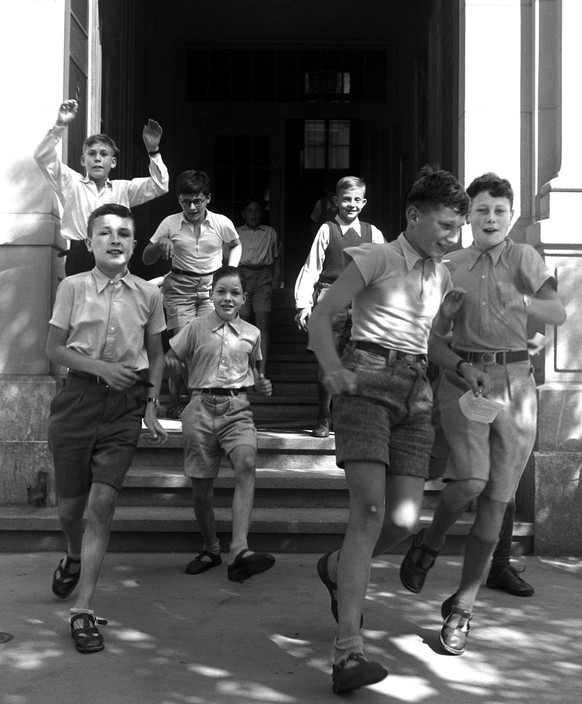 MILESTONES CATALOGUE - Children run out of the schoolhouse in Bern, Switzerland, undated picture. (KEYSTONE/PHOTOPRESS-ARCHIV/Stv) 

MILESTONES KATALOG - Schueler rennen aus dem Schulhaus in Bern, und ...