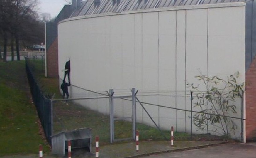 epa06408191 A handout picture provided by Berlin Senate Administration for Justice taken by a surveillance camera shows the escape of inmates of Ploetzensee prison in Berlin, Germany, 28 December 2017 ...