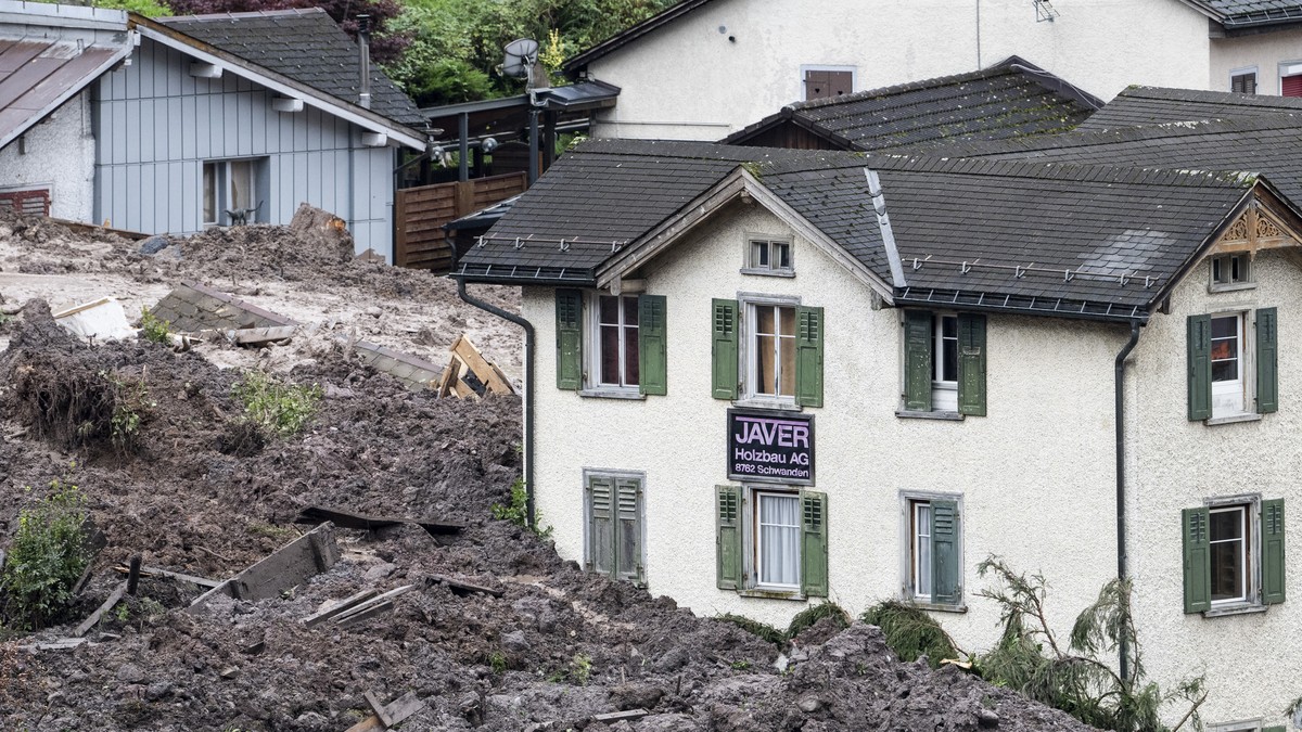 Geroell- und Schlammassen verdecken Haeuser in Schwanden, aufgenommen am Mittwoch, 30. August 2023. Wie die Kantonspolizei am Vorabend mitteilt, zieht sich der Erdrutsch auf eine Laenge von rund 400 M ...