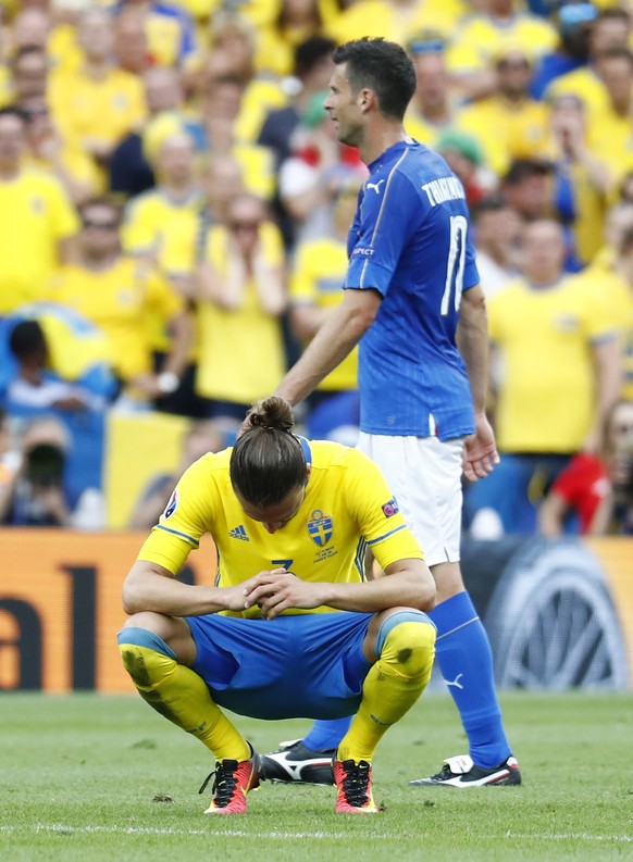 Football Soccer - Italy v Sweden - EURO 2016 - Group E - Stadium de Toulouse, Toulouse, France - 17/6/16
Sweden's Erik Johansson looks dejected after the match as Italy's Thiago Motta looks on
REUTERS/ Michael Dalder
Livepic