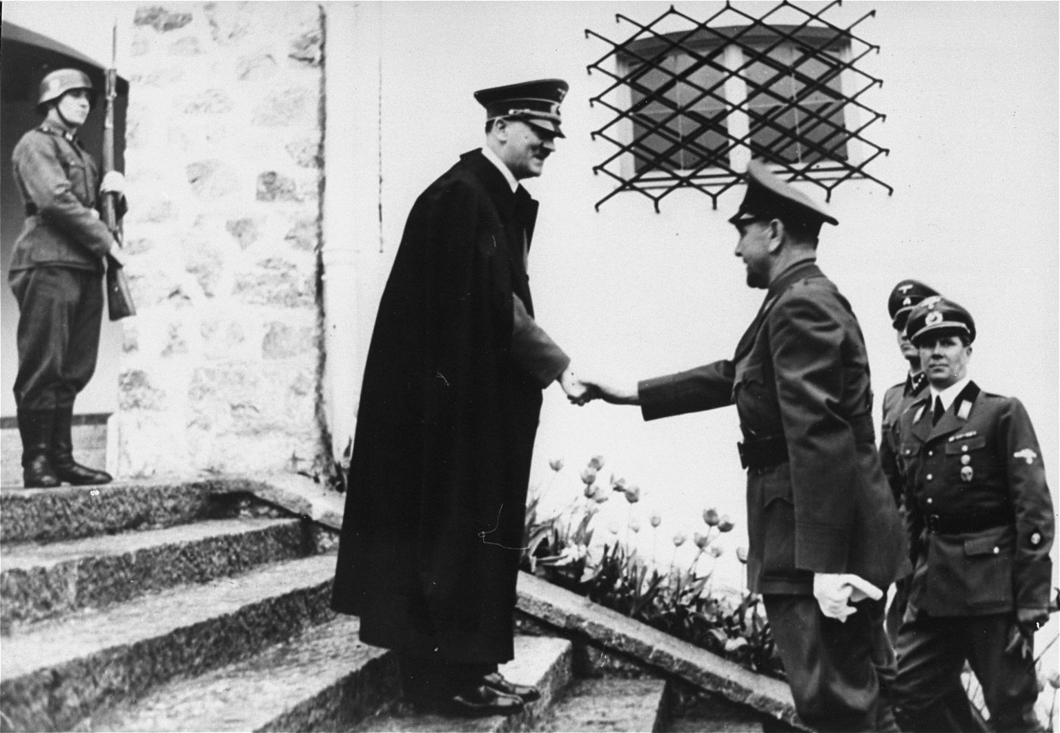 Hitler schüttelt Ante Pavelic die Hand.