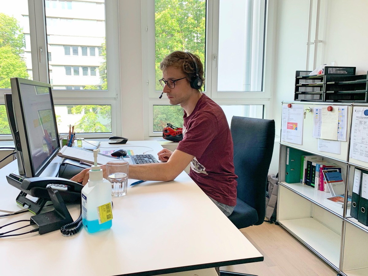 Mit Headset und Computer-Software gegen das Virus: Moritz Back.