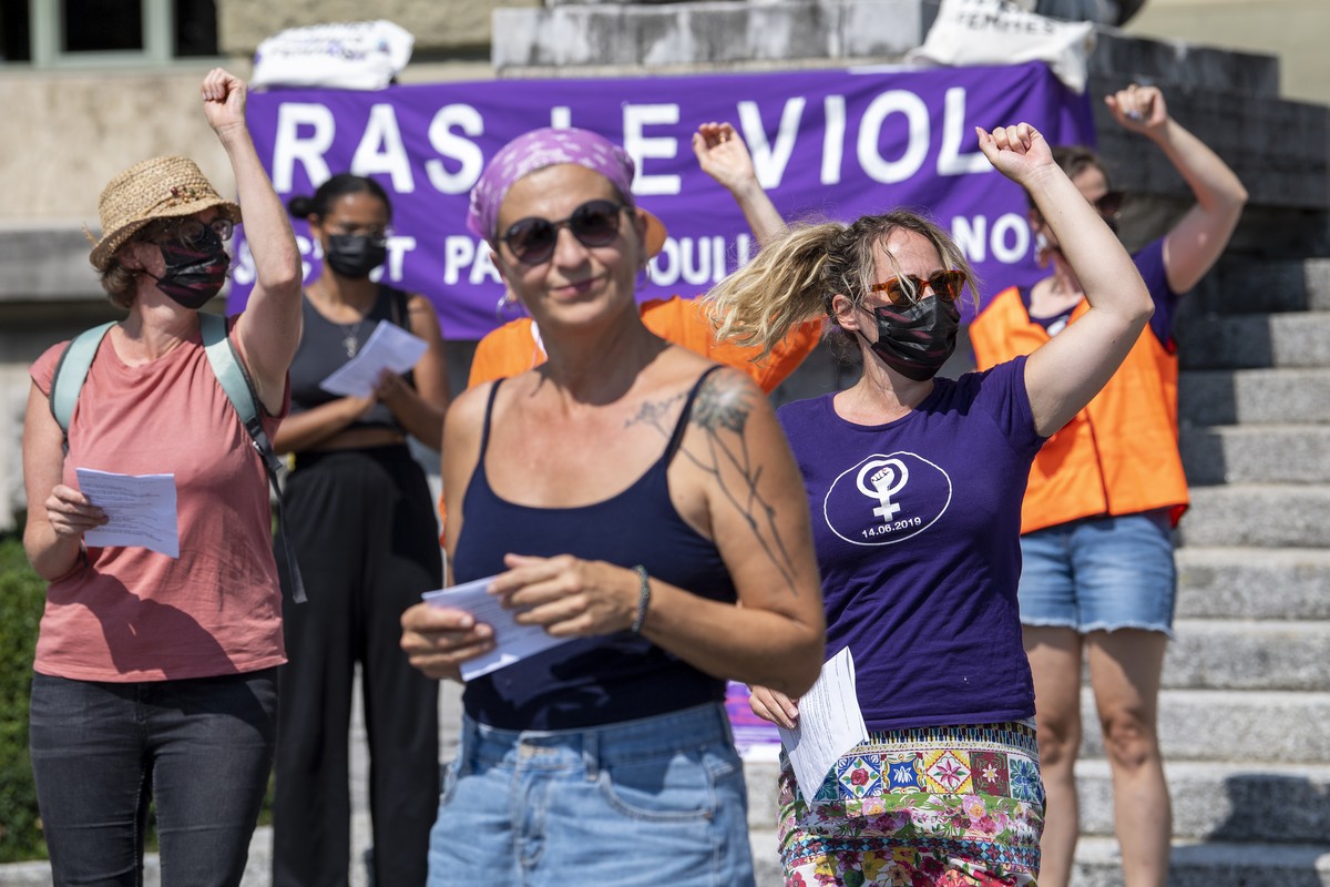 Des personnes manifestent a l'appel des collectifs, "Greve des femmes Vaud" et "Jamais sans mon consentement", contre le verdict de la Cour d'appel de Bale dans une affai ...