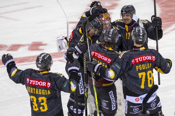 Les joueurs genevois laissent eclater leur joie avec le gardien Antti Raanta (GSHC), lors du match du championnat suisse de hockey sur glace de National League entre Geneve-Servette HC, GSHC, et SC Ra ...
