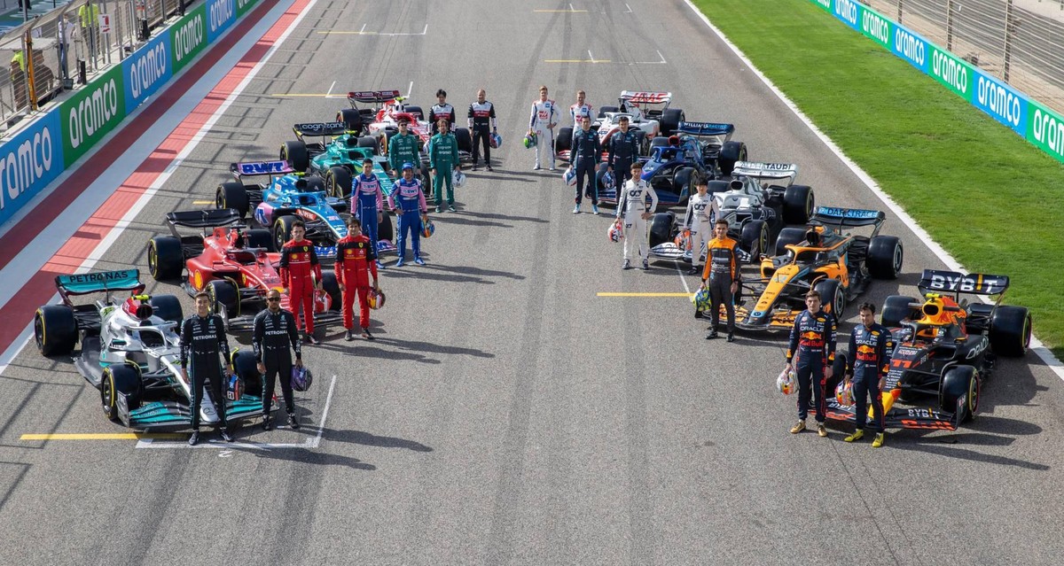 Die 20 Fahrer der 10 Formel-1-Teams mit ihren Boliden.