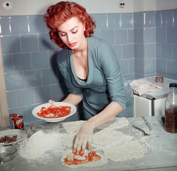 sophia loren cooking pizza tomato napoli naples italian food http://moviemorlocks.com/2015/04/16/cooking-with-sophia-loren/