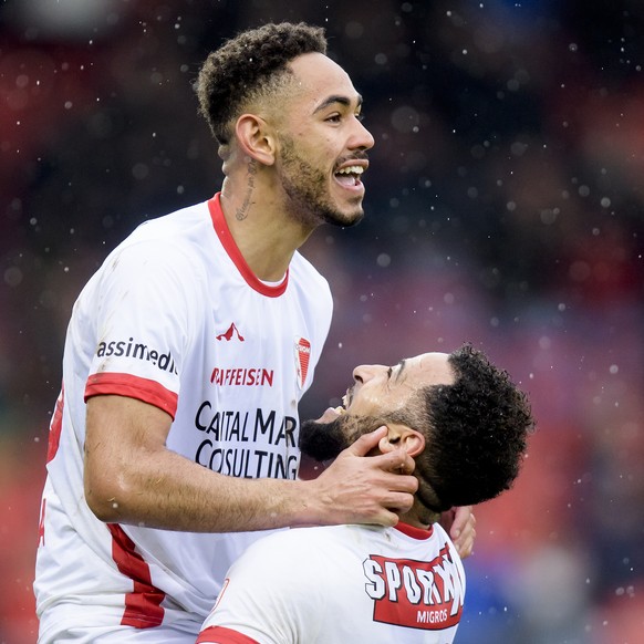 L&#039;attaquant valaisan Matheus Cunha, gauche, fete avec le milieu valaisan Carlitos, droite, apres avoir marque le 2:0, lors de la rencontre de football de Super League entre le FC Sion et le FC Th ...