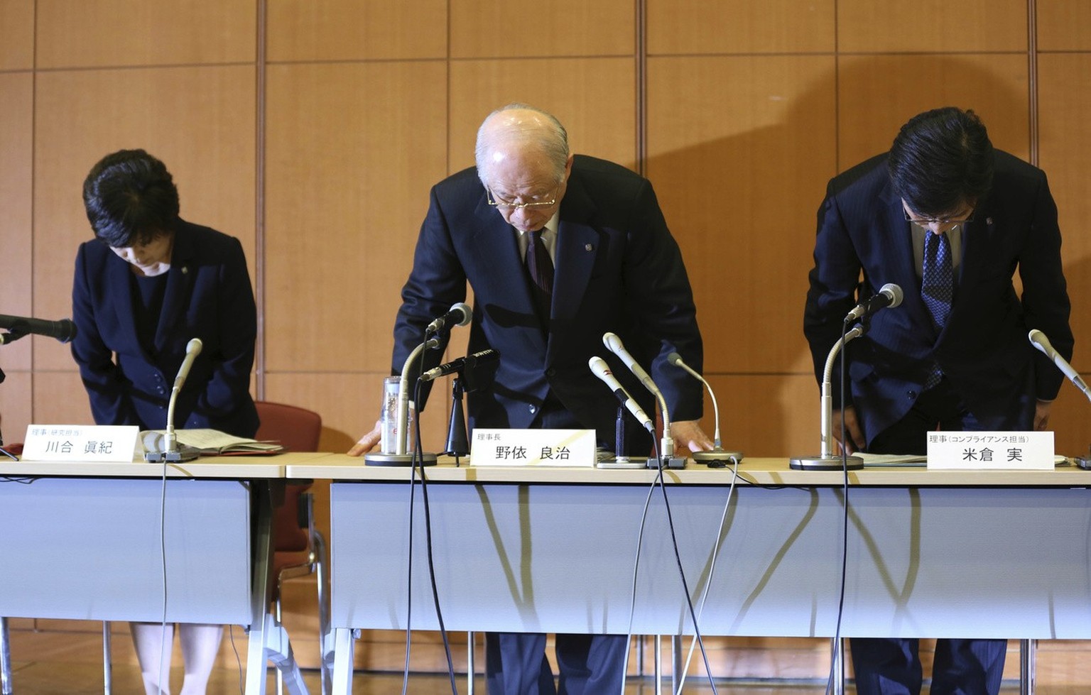 Japan&#039;s research institute RIKEN President Ryoji Noyori, center, RIKEN Executive Directors, Maki Kawai, left, and Minoru Yonekura, bow during a press conference in Tokyo Tuesday, April 1, 2014. S ...