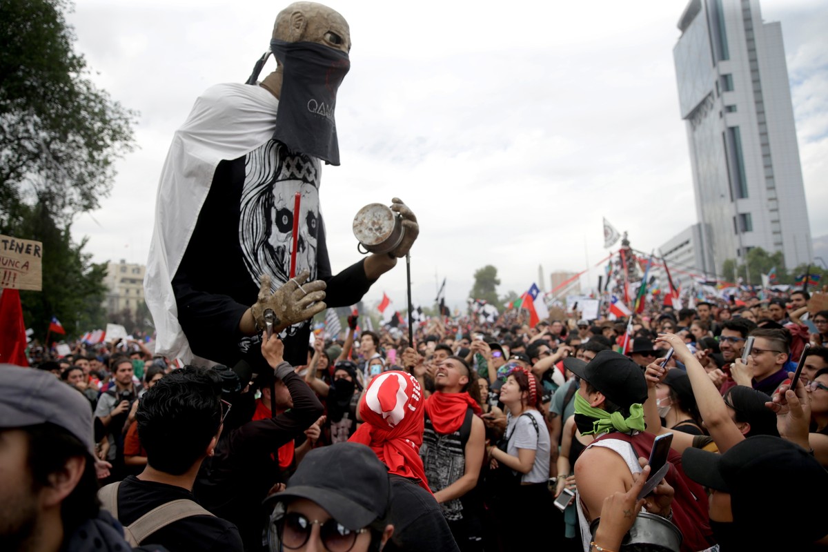 epa07949916 Protesters gather to request the resignation of Chilean President, Sebastian Pinera, in the area surrounding Plaza Italia in Santiago, Chile, 25 October 2019. The increase in the price of  ...