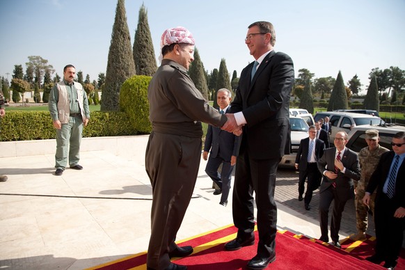 epa05598912 Masoud Barzani (L), President of the Iraqi Kurdistan Region welcomes US Secretary of Defense Ashton Carter (R), in Erbil, the capital of the Kurdish autonomous region of northern Iraq, on  ...