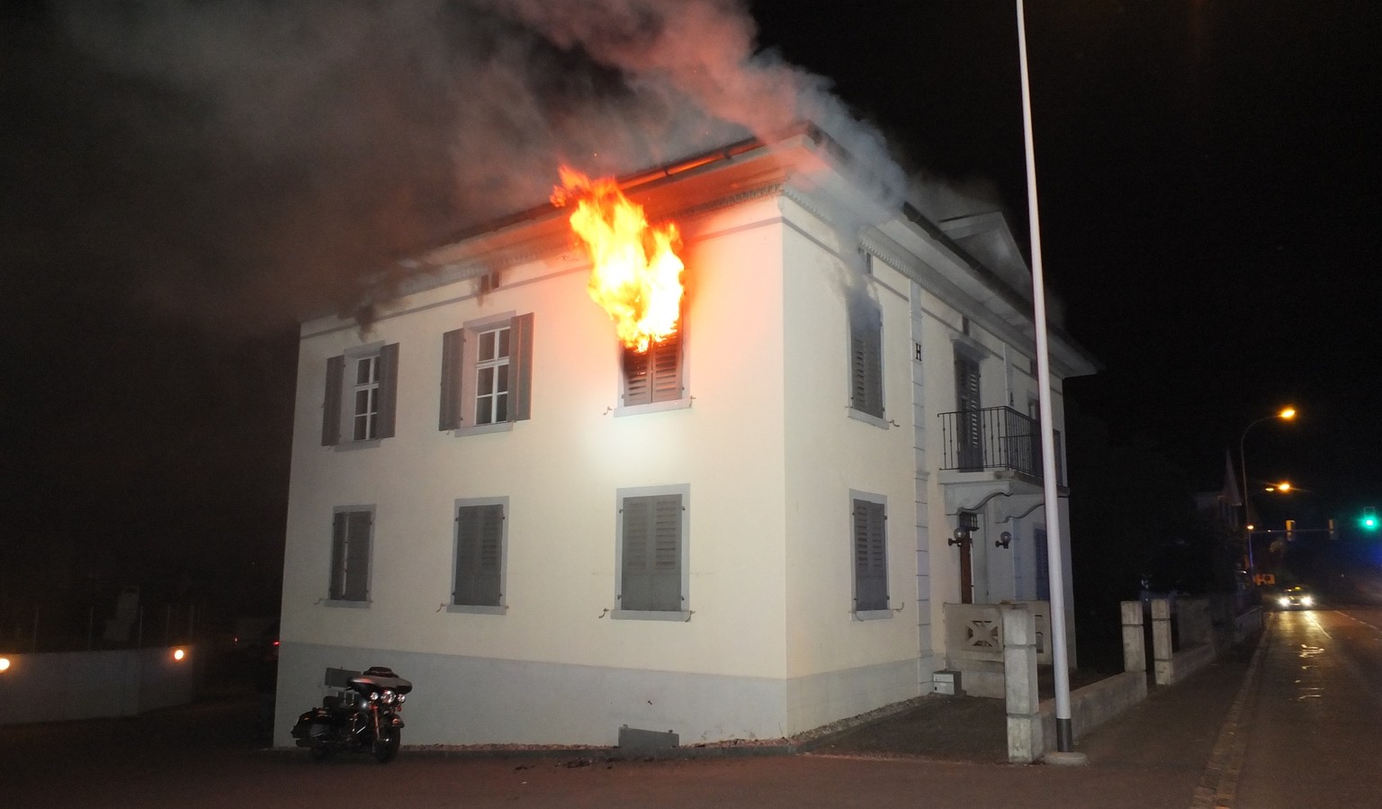 In Buchs steht das Clubhaus der Hells Angels in Flammen.