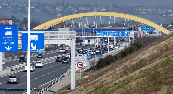 The border station of Bardonnex on the highway near Geneva, Switzerland, March 7, 2014, in direction of Switzerland, at the Swiss-French border. (KEYSTONE/Christian Beutler)

Der Grenzuebergang Bardon ...