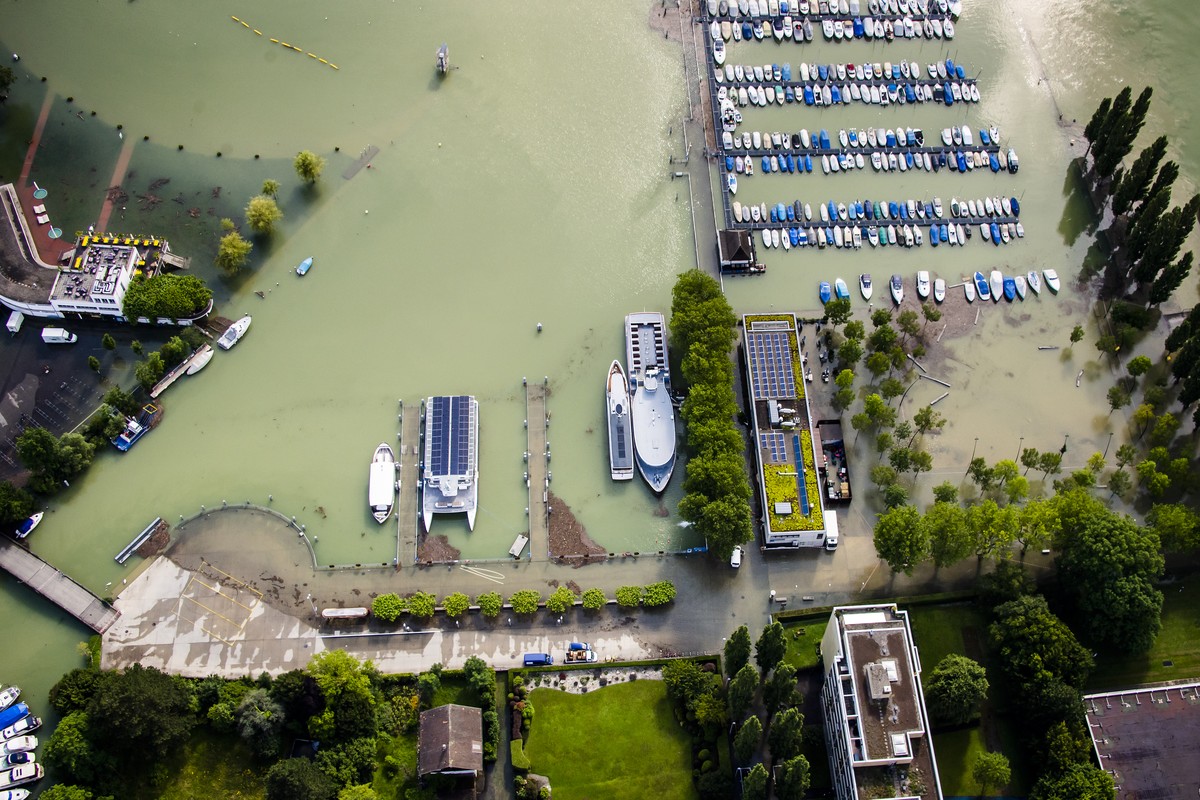 Une vue aerienne montre l'eau du lac de Bienne (Bielersee) qui entoure la plage de Bienne, le port et le debarcadere lors de la montee de l'eau du lac de Bienne suite aux fortes precipitatio ...