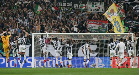 Football - Juventus v Real Madrid - UEFA Champions League Semi Final First Leg - Juventus Stadium, Turin, Italy - 5/5/15
Juventus celebrate with their fans at the end
Reuters / Stefano Rellandini