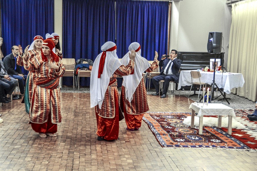 Aleviten an einer religioesen Zeremonie in einem protestantischen Kirchgemeindehaus in Genf, am 11. Oktober 2014. Mehr als die Haelfte der in der Schweiz lebenden tuerkischen Staatsbuerger sind Alevit ...