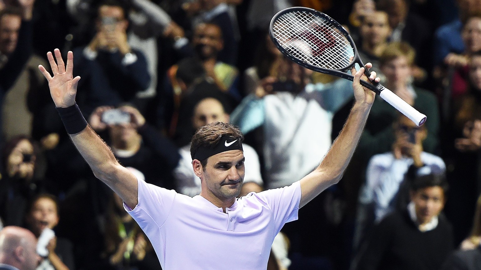 epa06329850 Roger Federer of Switzerland celebrates after defeating Alexander Zverev of Germany in their round robin match of the ATP World Tour Finals tennis tournament in London, Britain, 14 Novembe ...