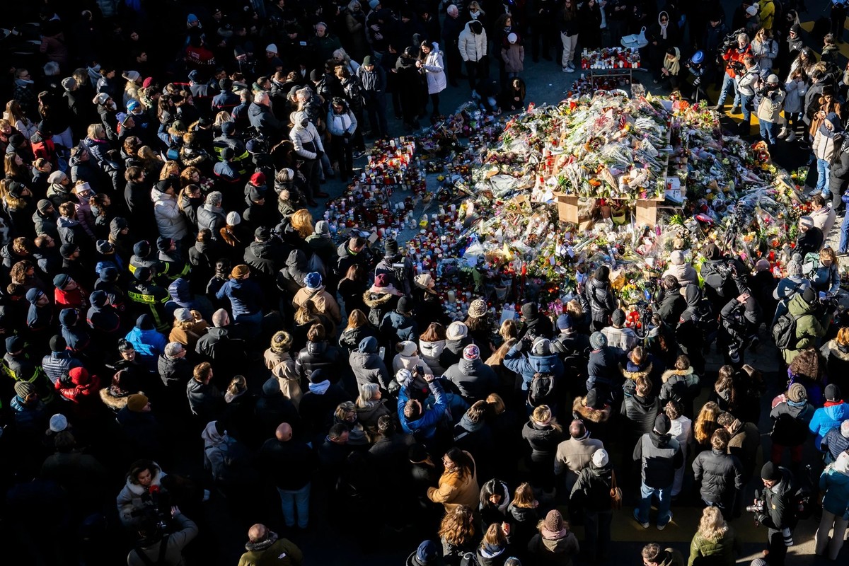 Grande émotion: dimanche, à Crans-Montana, des centaines de personnes ont rendu hommage aux victimes de l'incendie catastrophique.