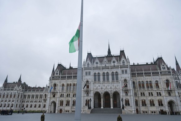 epa11645013 The flag of Hungary flies during a flag-raising ceremony marking the 175th anniversary of the Arad Martyrs at the Parliament building in Budapest, Hungary, 06 October 2024. The thirteen Hu ...