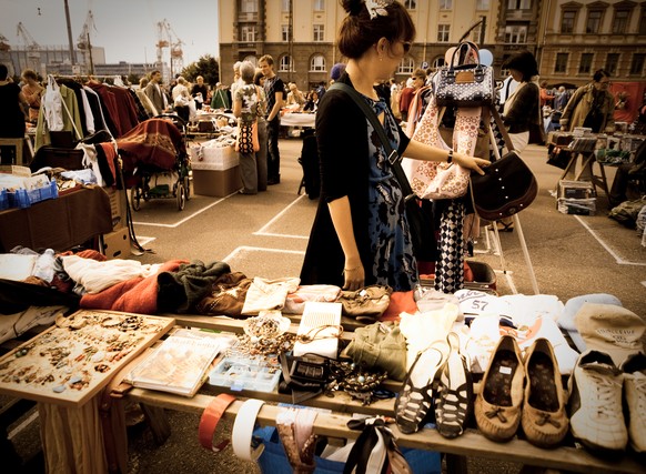 Jinyoung selling her old stuff at the Hietalahdintori flea market.