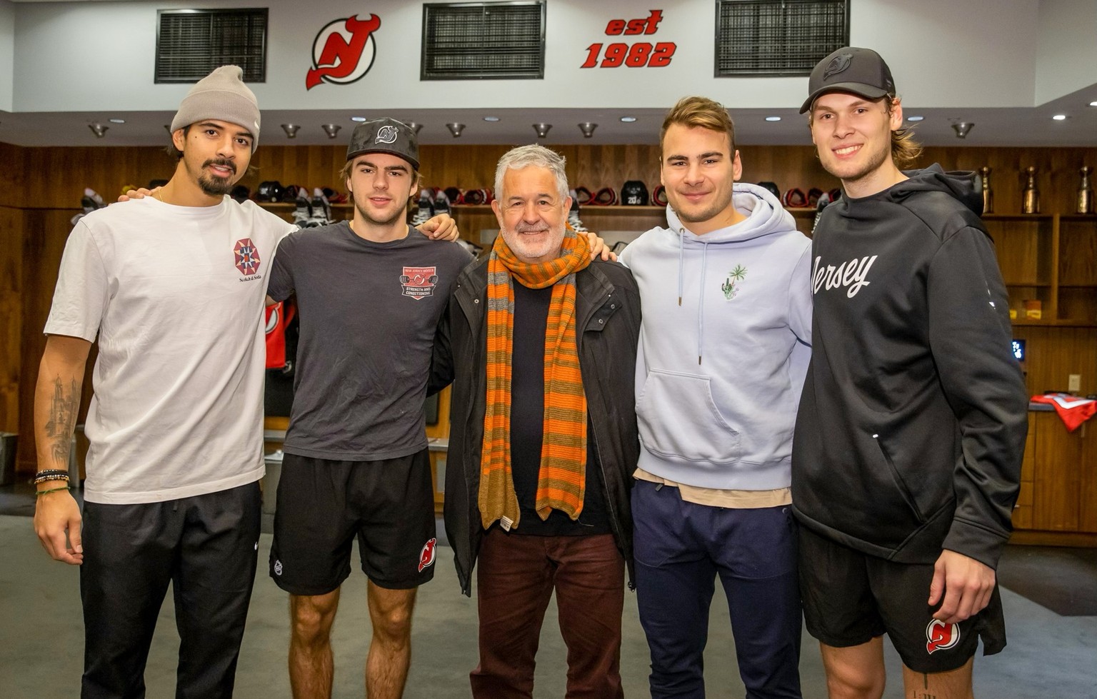 Jonas Siegenthaler, Nico Hischier, Klaus Zaugg, Timo Meier und Akira Schmid von den New Jersey Devils.