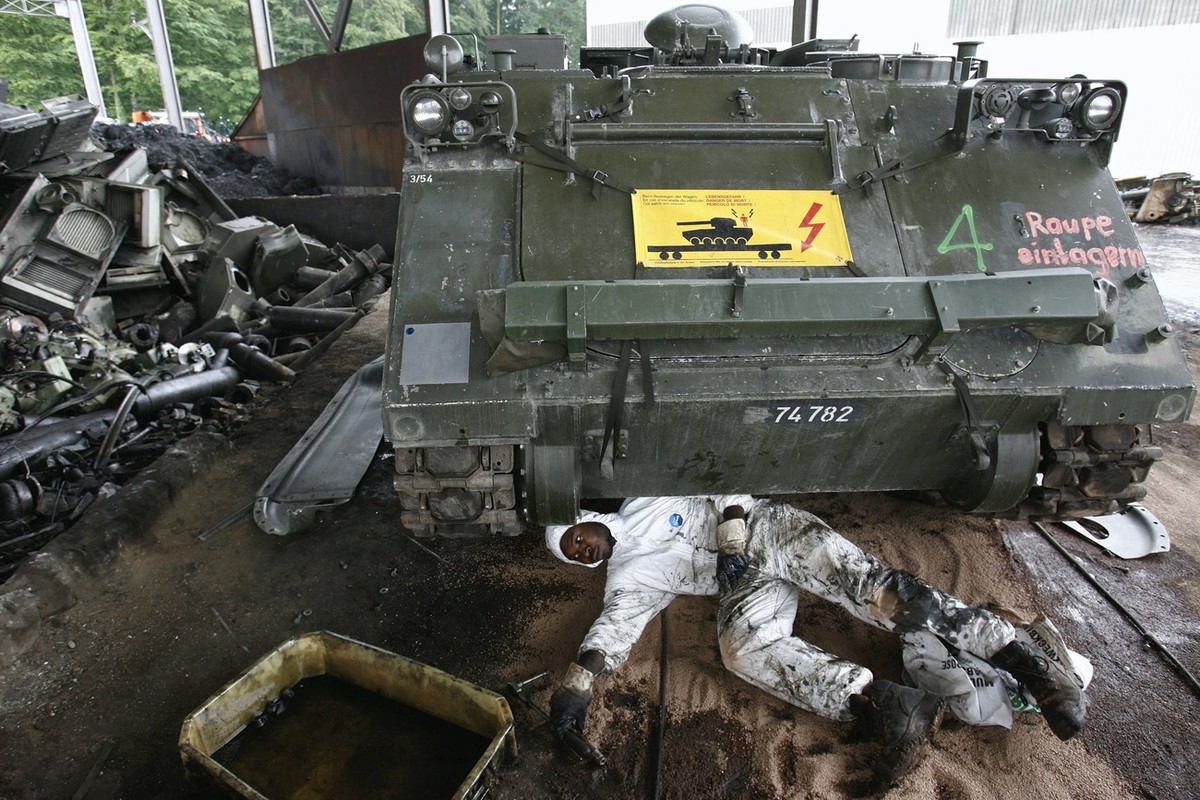 Un ouvrier s'occupe de decouper un char M113 dans les locaux de l'entreprise Thevenaz-Leduc SA ce jeudi 3 aout 2006 a Ecublens, Vaud. Quelque 550 vieux chars de grenadiers M113 qui n'on ...