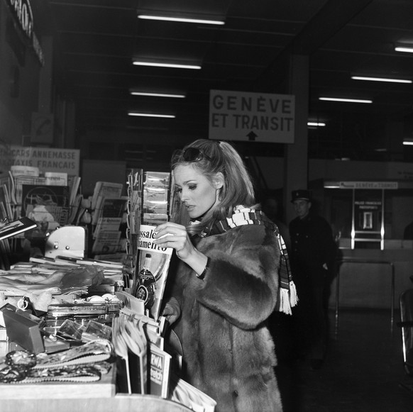 Actress Ursula Andress leaves her home canton of Berne after a longer stay in direction of Paris, pictured at Geneva-Cointrin Airport, Switzerland, on November 8, 1966. (KEYSTONE/Str)

Die Filmschausp ...