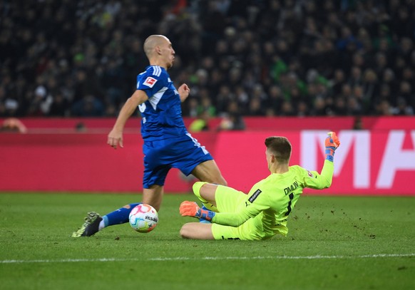 Torwart Jonas Omlin Borussia Moenchengladbach, re., gegen Michael Frey FC Schalke 04 04.02.2023, Fussball GER, Saison 2022 2023, 1. Bundesliga, 19. Spieltag, Borussia Mönchengladbach - FC Schalke 04 M ...