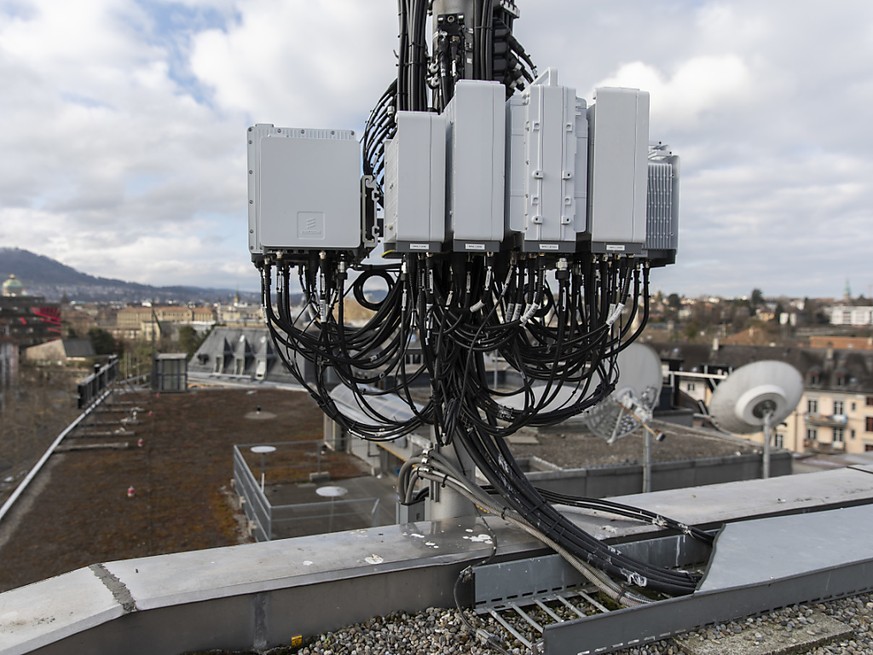 Mobilfunk-Antennenanlage auf einem Dach: Vom 5G-Ausbau profitiert der schwedische Netzwerkausrüster Ericsson wirtschaftlich.