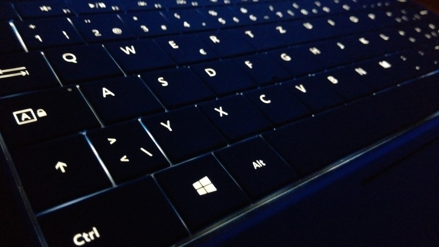 Microsoft hat die Tastatur gegenüber der ersten Surface-Generation deutlich verbessert. Im Dunkeln sind die Tasten beleuchtet.