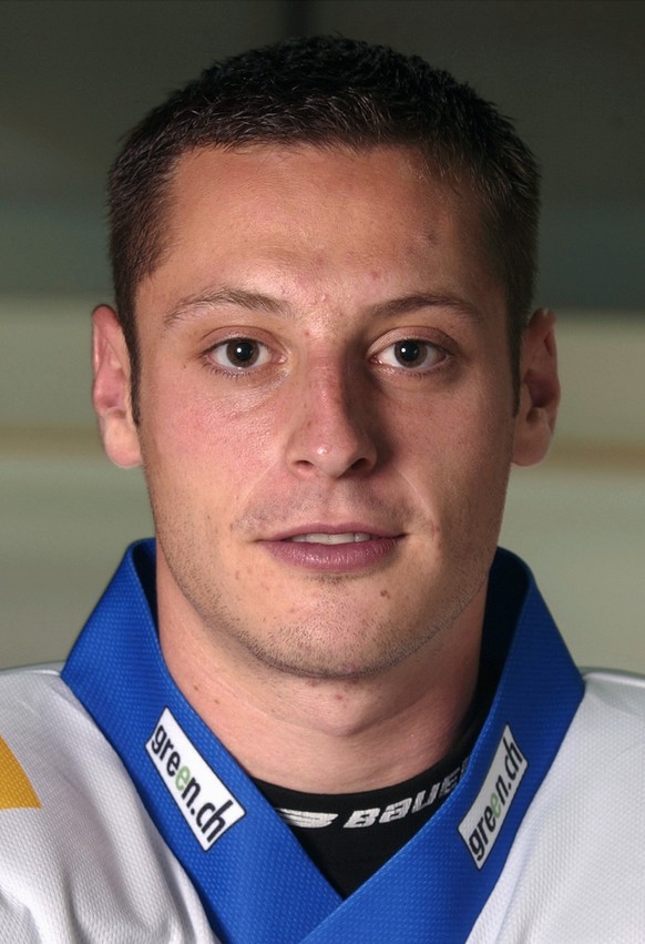 Portrait von Mark Streit, Spieler beim NLA Eishockey Club ZSC Lions, posiert am Mittwoch, 31. Juli 2002 in Wetzikon. (KEYSTONE/Gaetan Bally)