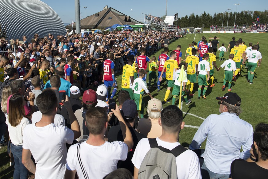 Les deux equipes entrent sur le terrain avant la rencontre de football du 2eme tour 1/16 de finale de la Coupe Suisse entre FC Echallens Region et FC Basel 1893 ce samedi 15 septembre 2018 au stade de ...