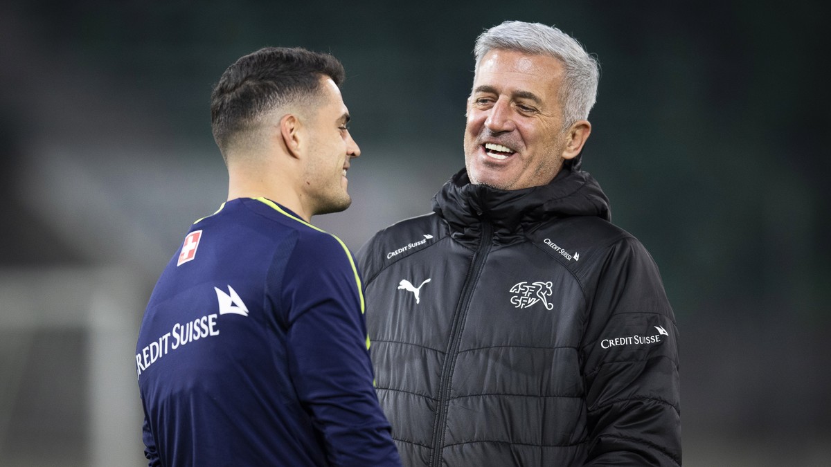 epa07996176 Switzerland's head coach Vladimir Petkovic (R) talks to Granit Xhaka (L) during their team's training session in St. Gallen, Switzerland, 14 November 2019. Switzerland will face  ...