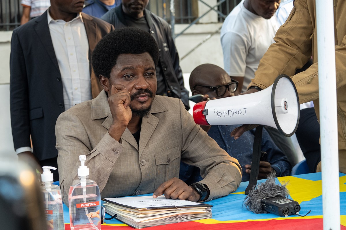 epa11618025 Congolese Minister of Justice Constant Mutamba speaks to inmates about to be released at Makala Prison in Kinshasa, Democratic Republic of Congo, 21 September 2024. Some 729 inmates, inclu ...