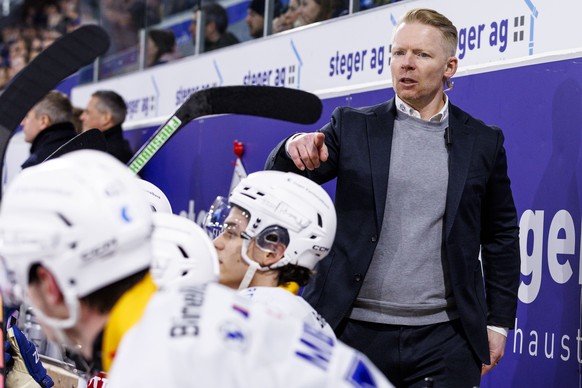 EV Zug Assistenztrainer Michael Liniger waehrend dem Eishockey-Meisterschaftsspiel der National League zwischen den Teams EHC Kloten und EV Zug am Donnerstag, 27. Februar 2025, in Kloten. (KEYSTONE/Pa ...