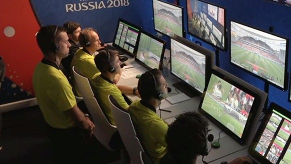 Kein Zuckerschlecken: Der Job als Video Assistant Referee (VAR).