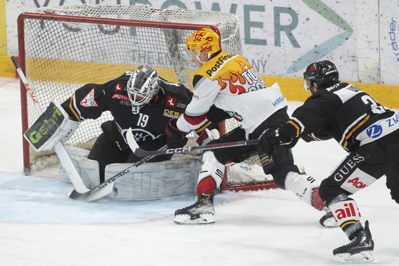 From left, Lugano?s goalkeeper Mikko Koskinen, Lausanne&#039;s Antti Suomela and Lugano?s Bernd Wolf during the National League qualification game between HC Lugano and Lausanne HC at the ice stadium  ...
