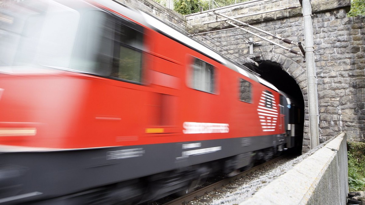 Ein SBB-Personenzug faehrt am Mittwoch, 24. Oktober 2012, durch einen Tunnel in Sisikon im Kanton Uri auf der Tunnelstrecke von Arth-Goldau nach Airolo auf der Gotthardroute. (KEYSTONE/Urs Flueeler)