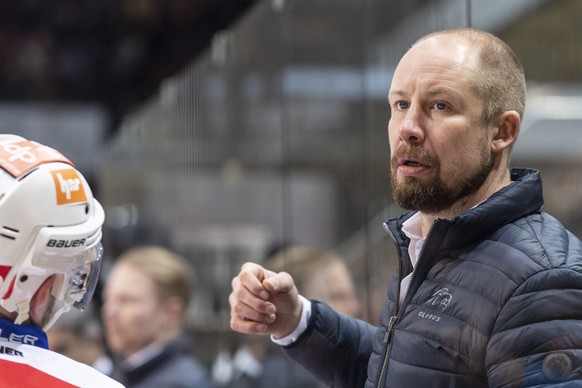 Der Zuercher Assistenztrainer Mathias Seger beobachtet das Spiel, im Eishockey Meisterschaftsspiel der National League zwischen dem SC Bern und die ZSC Lions, am Freitag, 1. Maerz 2019 in der Postfina ...