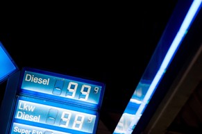 Tankstelle in Hamburg: Meist drückt ein tieferer Ölpreis nicht sofort auf die Benzinpreise durch.