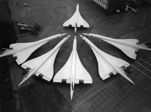 ARCHIV - ZUM 50. JAHRESTAG DES ERSTFLUGS DER CONCORDE AM 2. MAERZ 1969, STELLEN WIR IHNEN FOLGENDES BILDMATERIAL ZUR VERFUEGUNG - Sechs Concordes auf dem Londoner Flughafen Heathrow, undatierte Aufnah ...